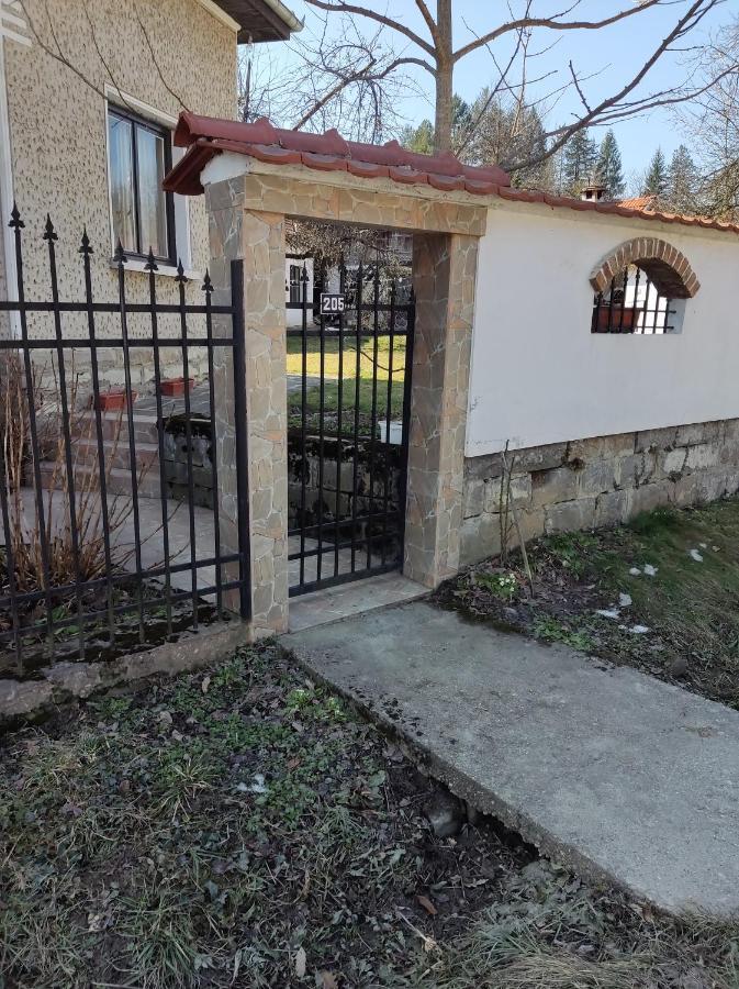 Къща За Гости Хайк Beli Osŭm Exterior photo